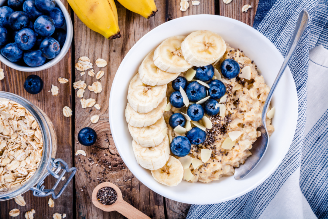 oatmeal with bananas, blueberries, chia seeds and almonds