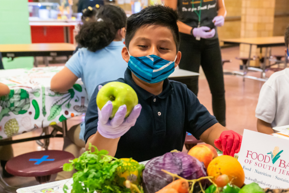 School children eating healthy lunches