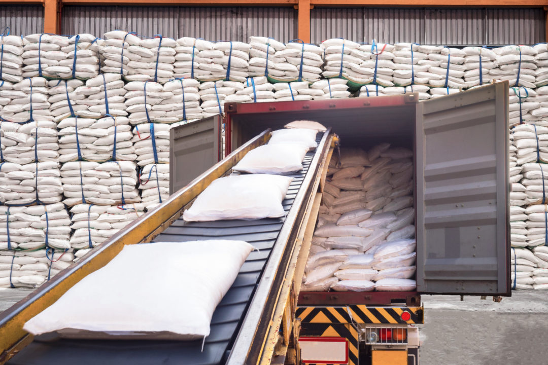 Conveyor and warehouse for bags of sugar