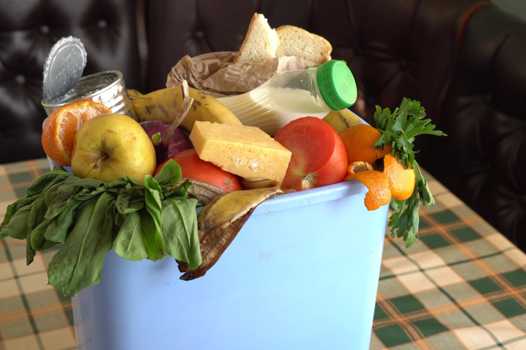 Food waste composting in a bucket
