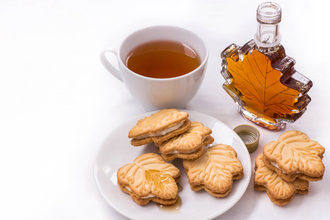Maple cookies with maple syrup and tea