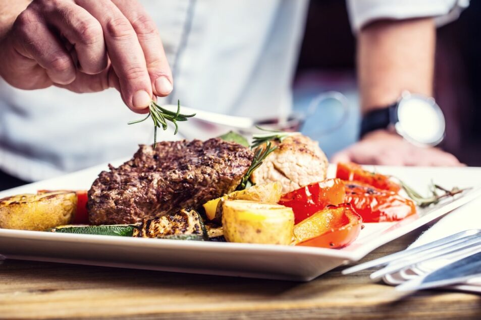 US restaurant industry forecast to reach .5 trillion in sales