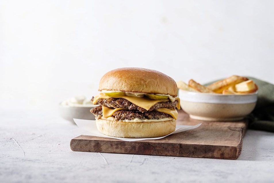 https://www.foodbusinessnews.net/ext/resources/2025/09/29/Fable-beef-and-shiitake-smash-burger-3.jpg?height=635&t=1759162829&width=1200